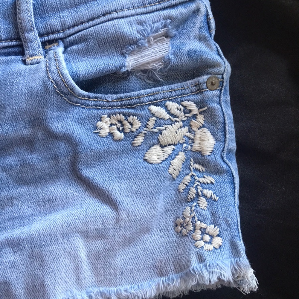 Embroidered shorts - Picture 3 of 6